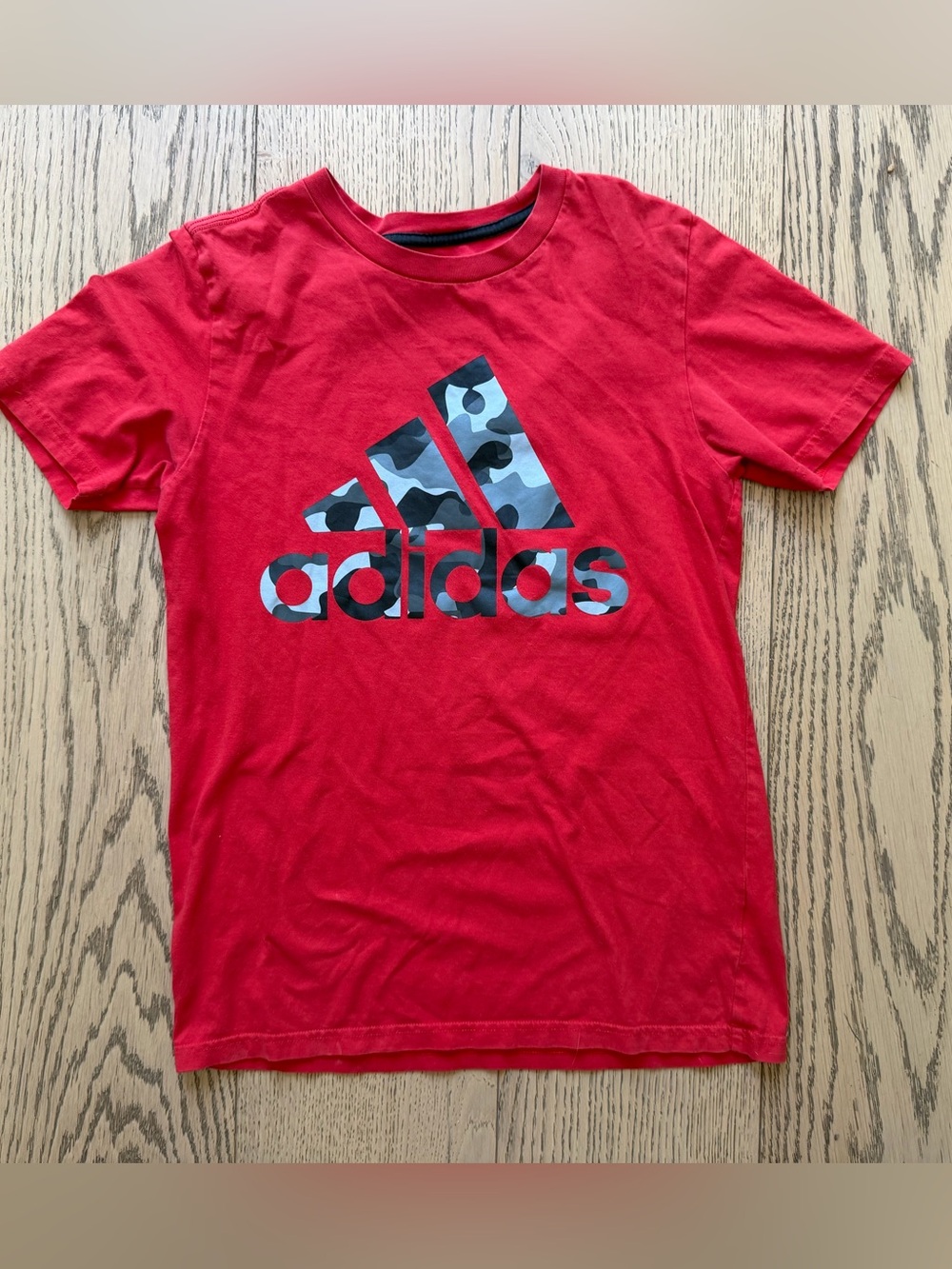 adidas Kids Boys Short Sleeve Red T-Shirt w/ Black/Gray Camo Logo Size L (14/16)
